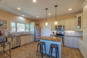 Fridge, microwave, oven, stovetop - Mountain Views - Hot Tub - Fire Pit - Motorcycle easy access (Bryson City)