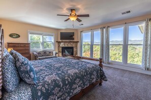 4 bedrooms, internet, bed sheets - Mountain Views - Hot Tub - Fire Pit - Motorcycle easy access (Bryson City)