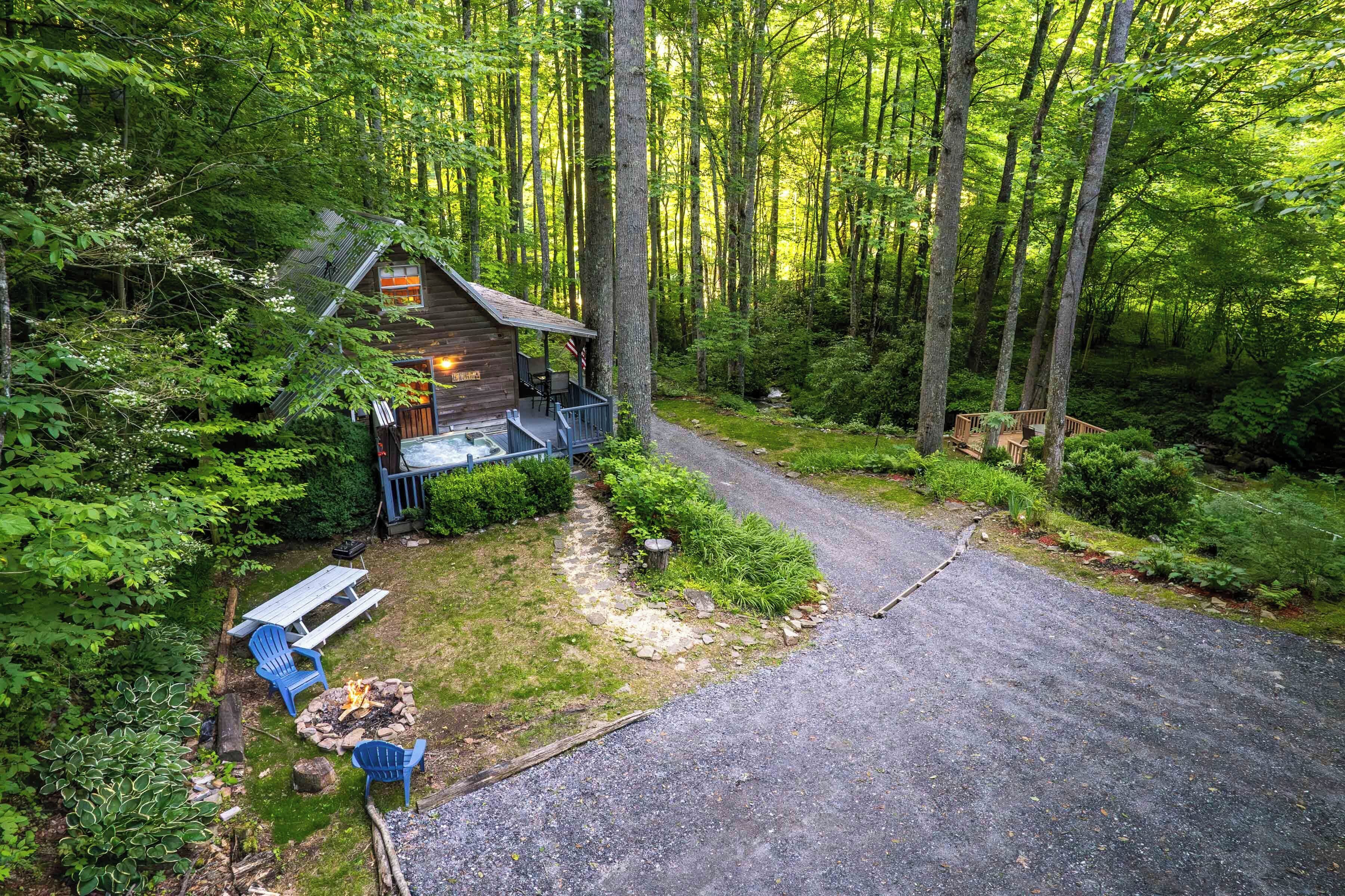 Una cabana amb terrassa, envoltada per un bosc.