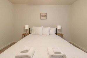 4 bedrooms, iron/ironing board, WiFi, bed sheets