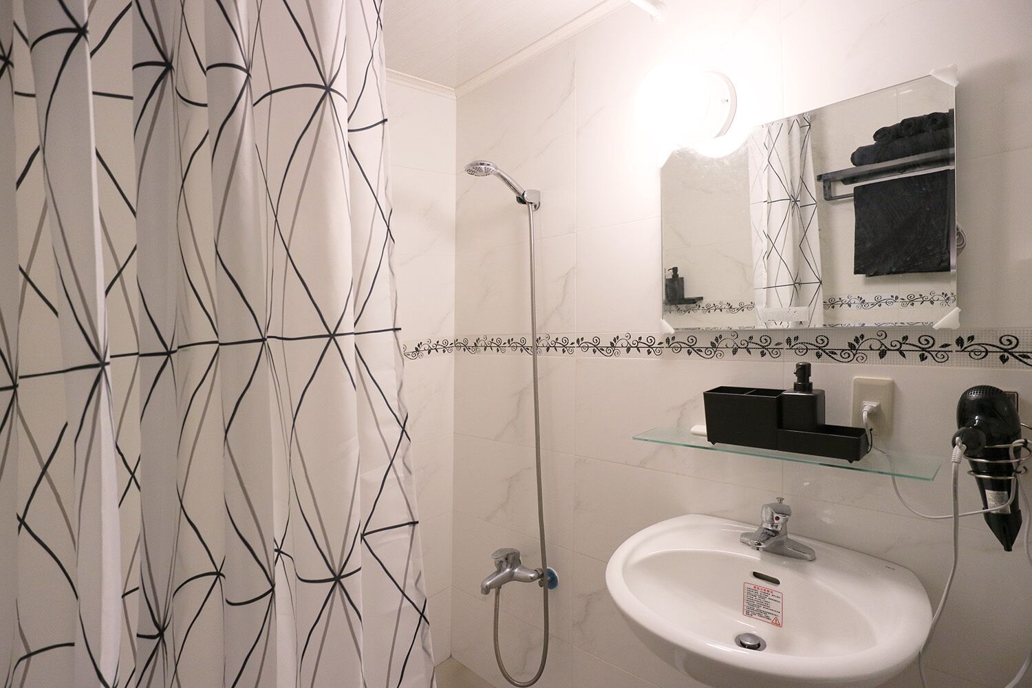 Bruser, hårtørrer, bidet, håndklæder