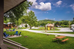 Outdoor dining - Covered Porch -  WIFI - Motorcycle Friendly (Bryson City)