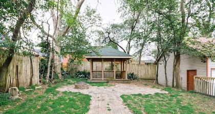 Downtown, Moments from Riverwalk-Broadway Bungalow