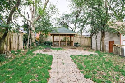 Downtown, Moments from Riverwalk-Broadway Bungalow