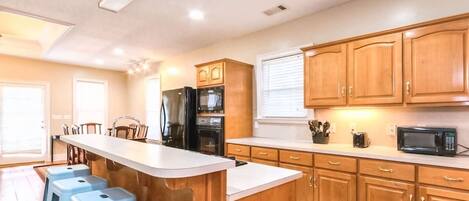 Geladeira, micro-ondas, fogão, cooktop