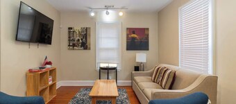 Downtown, Moments from Riverwalk-Broadway Bungalow