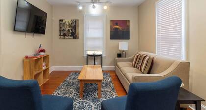 Downtown, Moments from Riverwalk-Broadway Bungalow