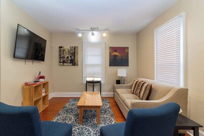 Downtown, Moments from Riverwalk-Broadway Bungalow