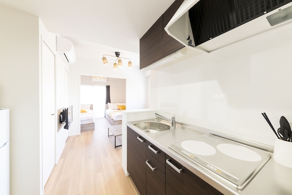 Lemari es, microwave, kompor, dan peralatan masak/sendok-piring