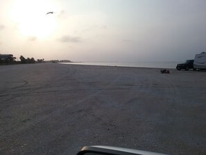 Beach nearby, sun-loungers, beach towels - Mema's Beach Cottage (Port Lavaca)