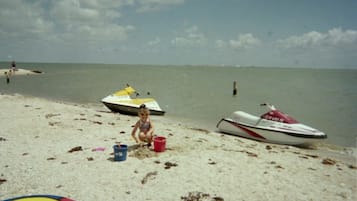 Playa en los alrededores, camastros y toallas de playa