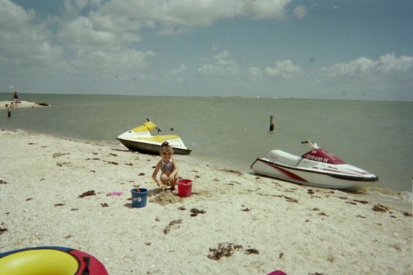 Beach nearby, sun-loungers, beach towels