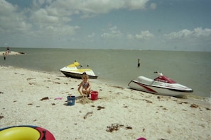 Beach nearby, sun loungers, beach towels