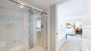 Baignoire, sèche-cheveux, serviettes fournies