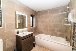 Bathtub, hair dryer, towels, soap - New Modern Build on Muckross Road, Killarney, Kerry (Killarney)