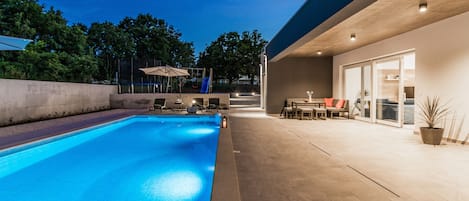 Piscina all'aperto, una piscina riscaldata, lettini