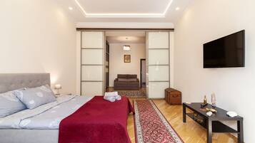 2 chambres, bureau, chambres insonorisées, fer et planche à repasser