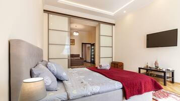 2 sovrum, skrivbord, ljudisolering och strykjärn/strykbräda