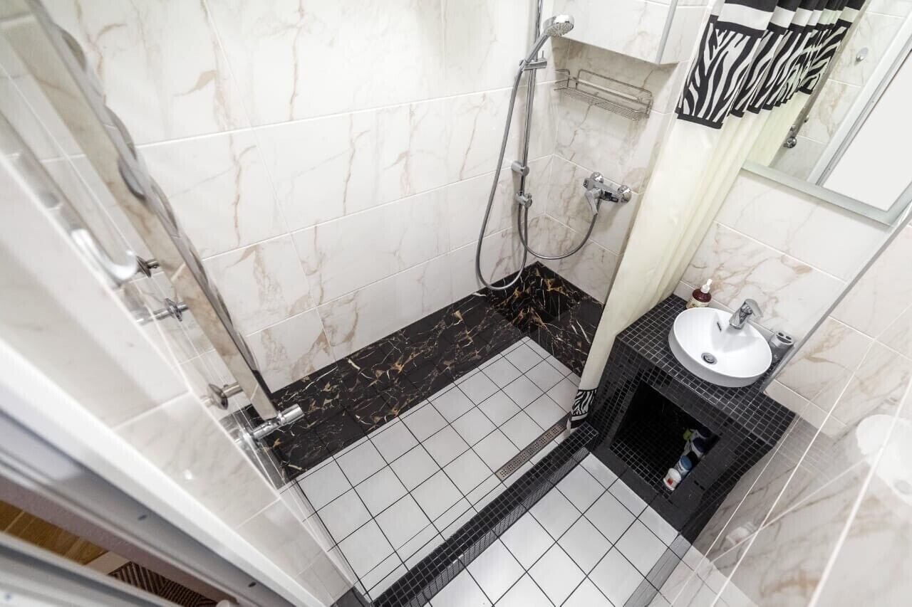 Douche, sèche-cheveux, chaussons, serviettes fournies