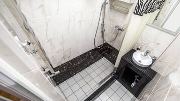 Douche, sèche-cheveux, chaussons, serviettes fournies