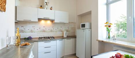 Refrigerador, microondas, lavavajillas, tetera/pava eléctrica