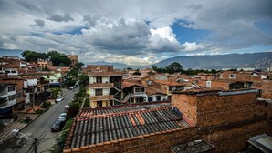 Une zone urbaine densément peuplée, caractérisée par des bâtiments traditionnels en briques et des toits en tuiles de terre cuite.