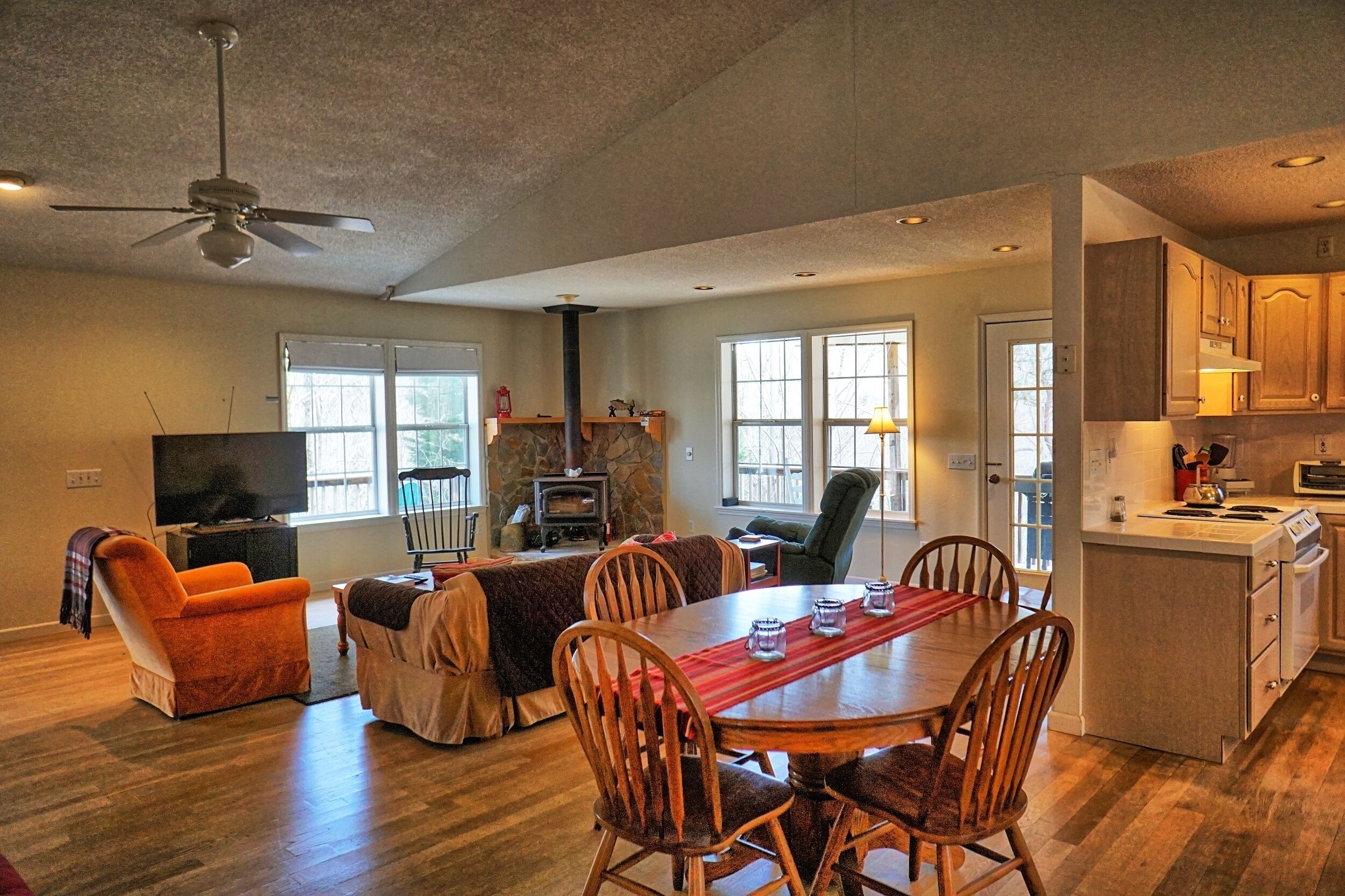 Télévision, cheminée, lecteur de DVD