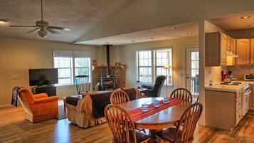 Télévision, cheminée, lecteur de DVD