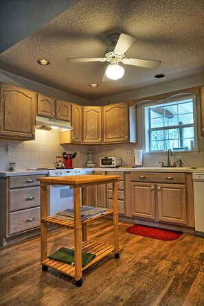 Een koelkast, een microgolfoven, een oven, een kookplaat