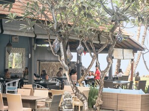 供应早餐、午餐和晚餐