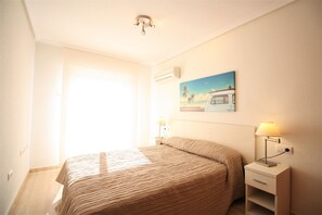 Een strijkplank/strijkijzer, gratis wifi, beddengoed