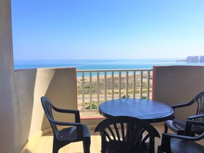 A balcony with a view of the sea, a round table, and four chairs. - 6th floor, front line facing the Mediterranean (La Manga del Mar Menor)