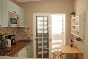 Kühlschrank, Mikrowelle, Herdplatte, Wasserkocher mit Kaffee-/Teezubehör