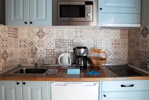 Réfrigérateur, four à micro-ondes, surface de cuisson, cafetière-théière