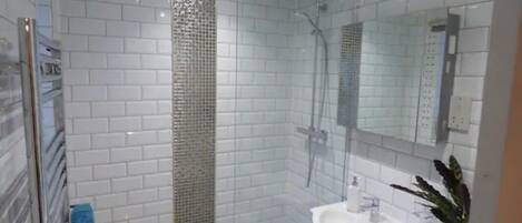 Ensemble douche/baignoire, sĂšche-cheveux, serviettes fournies, savon