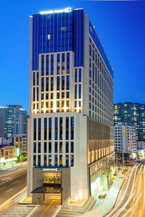 Front of property – evening/night - Golden Tulip Haeundae Hotel & Suites (Busan)