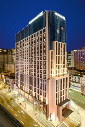 住宿正面 (夜晚)