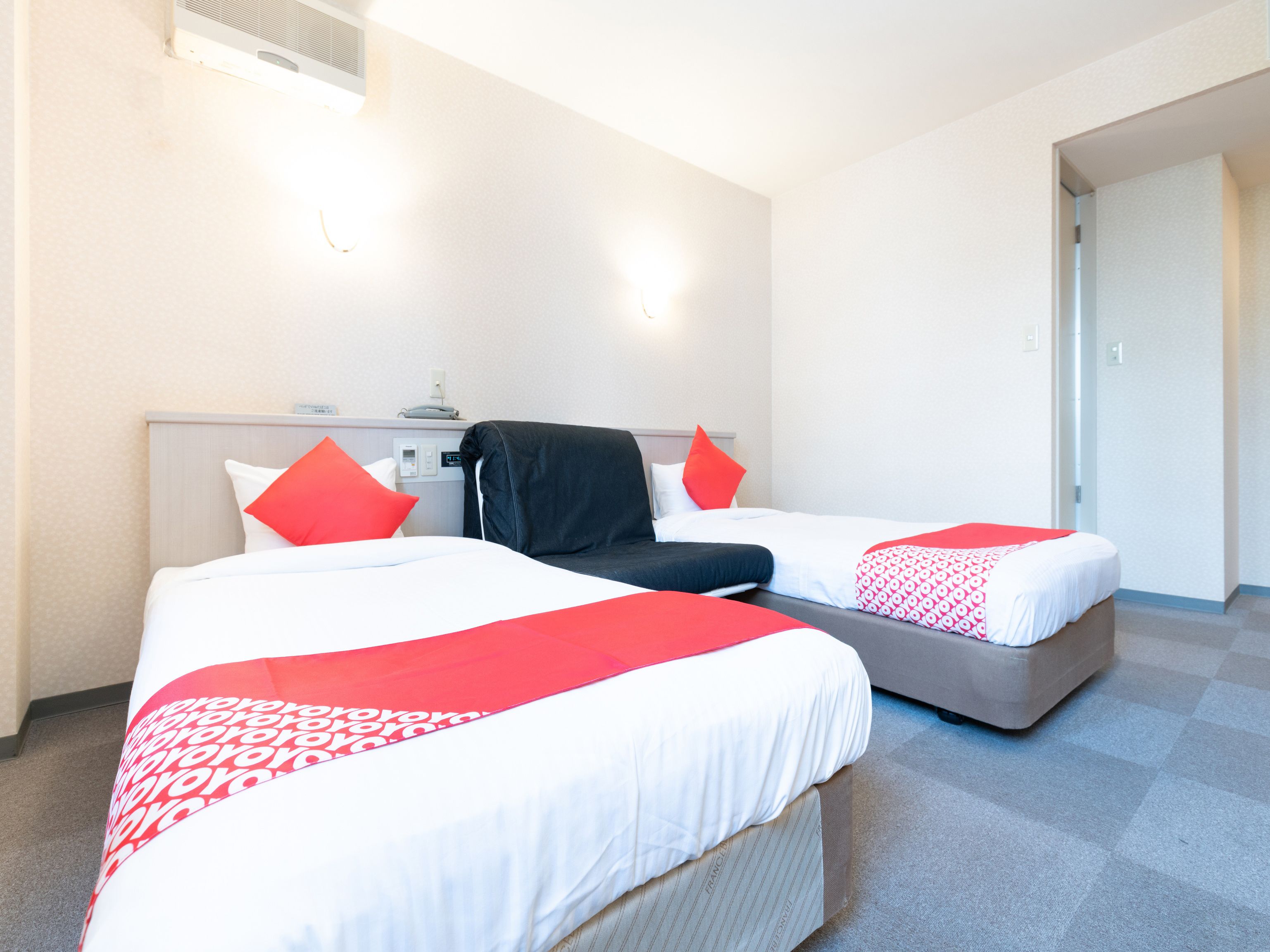 deluxe twin room, non smoking | living area | led tv