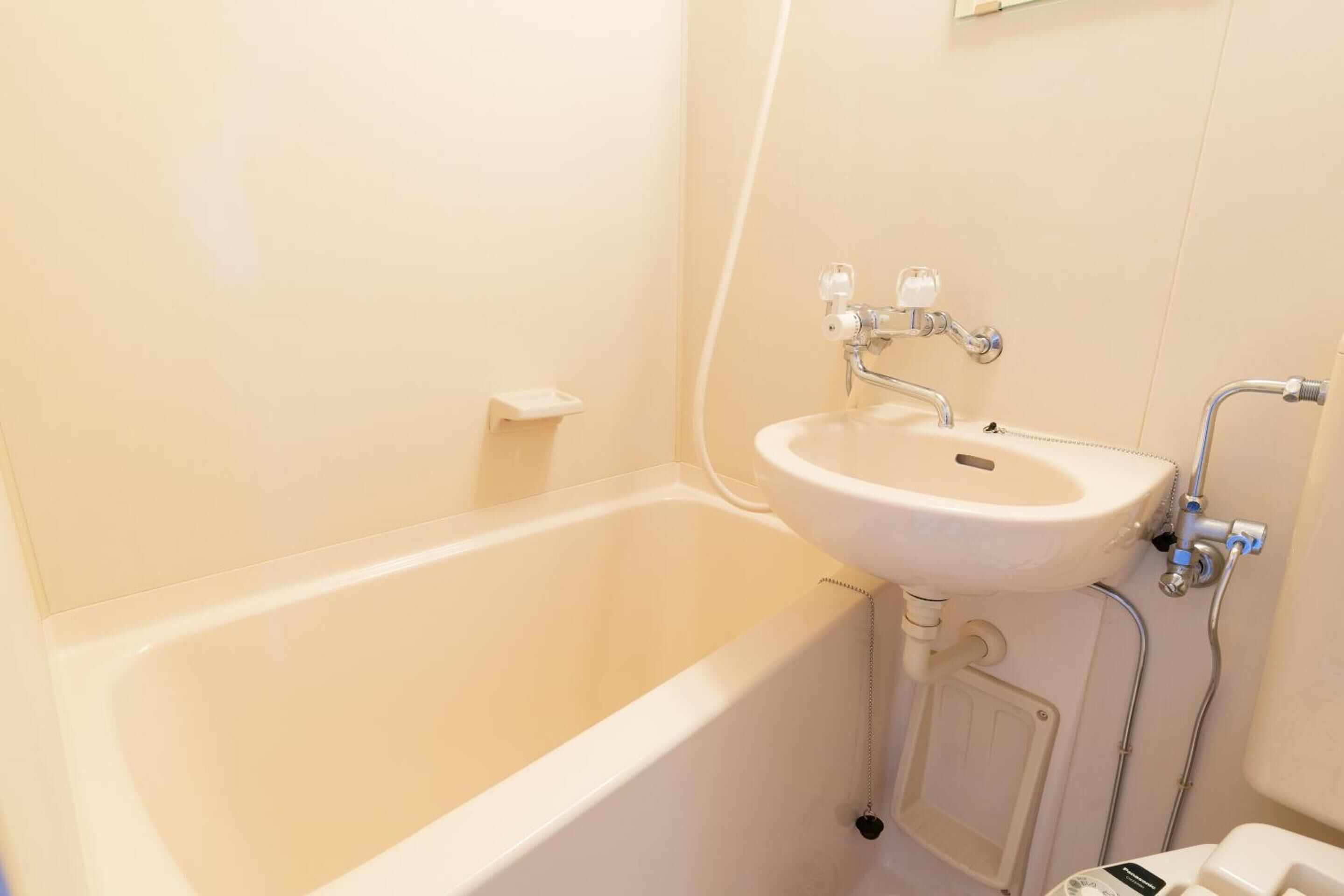 combined shower/bathtub, rainfall showerhead, free toiletries