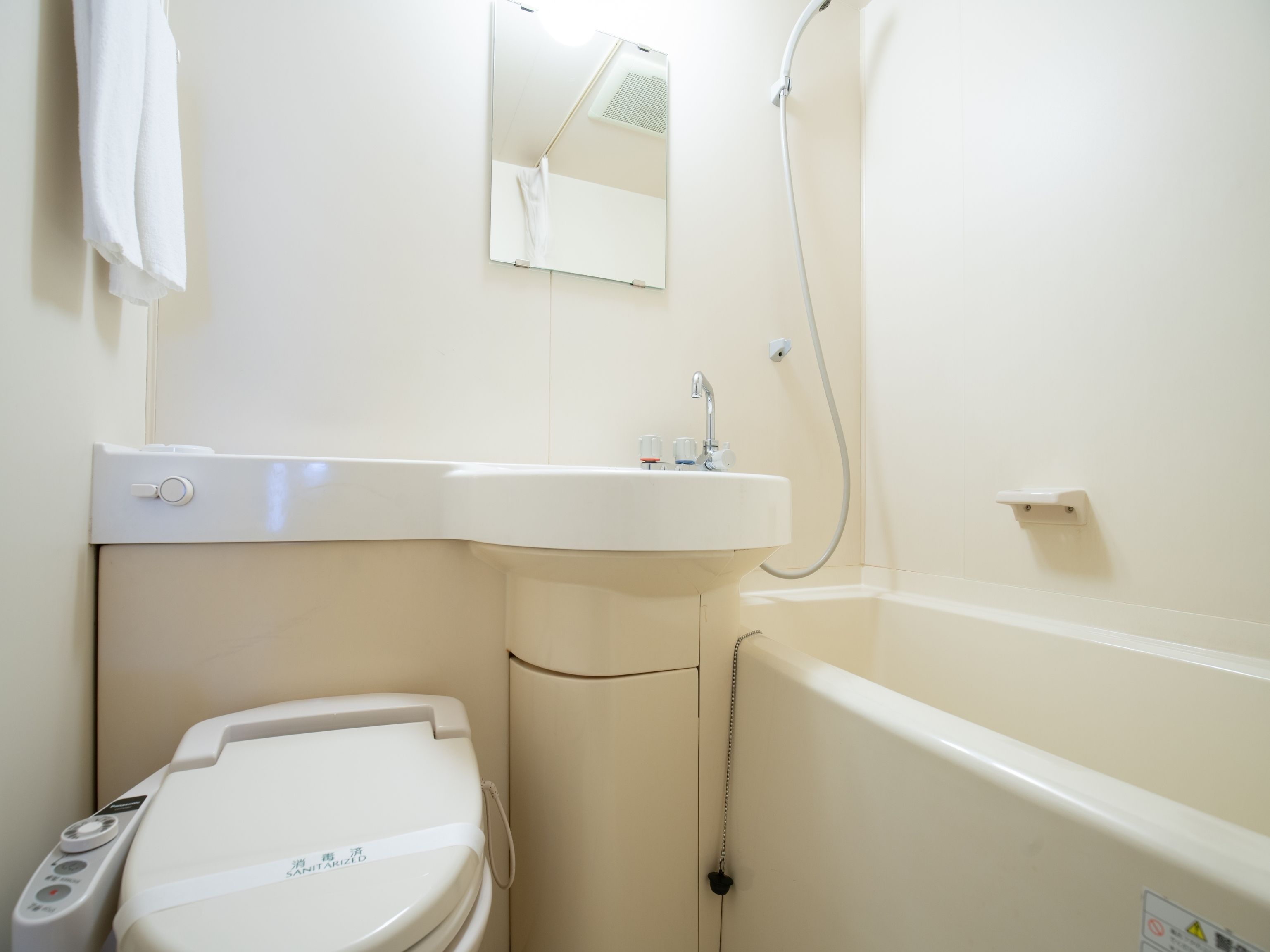 combined shower/bathtub, rainfall showerhead, free toiletries