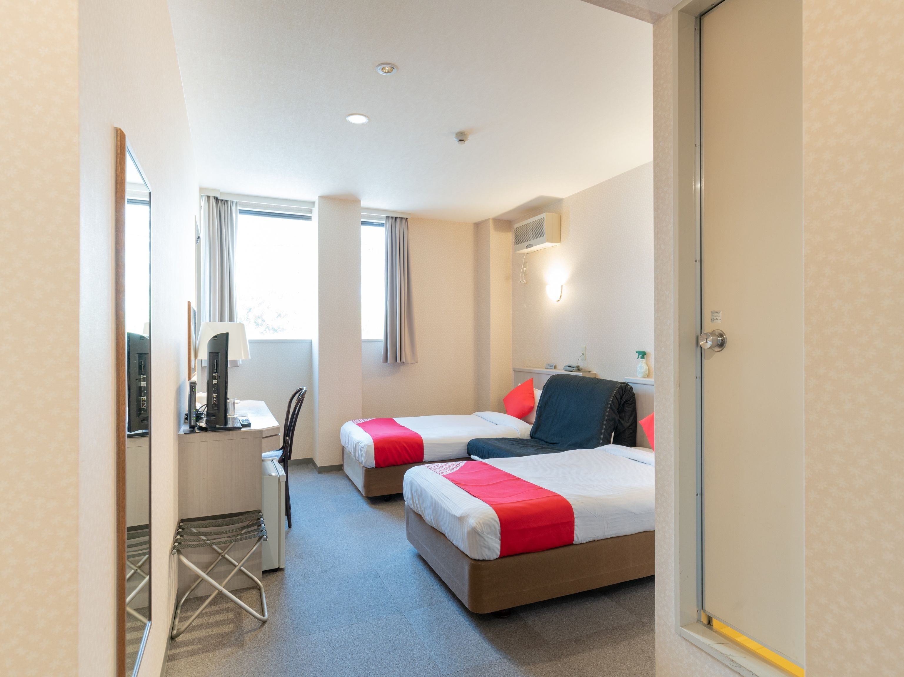 deluxe twin room, non smoking | living area | led tv