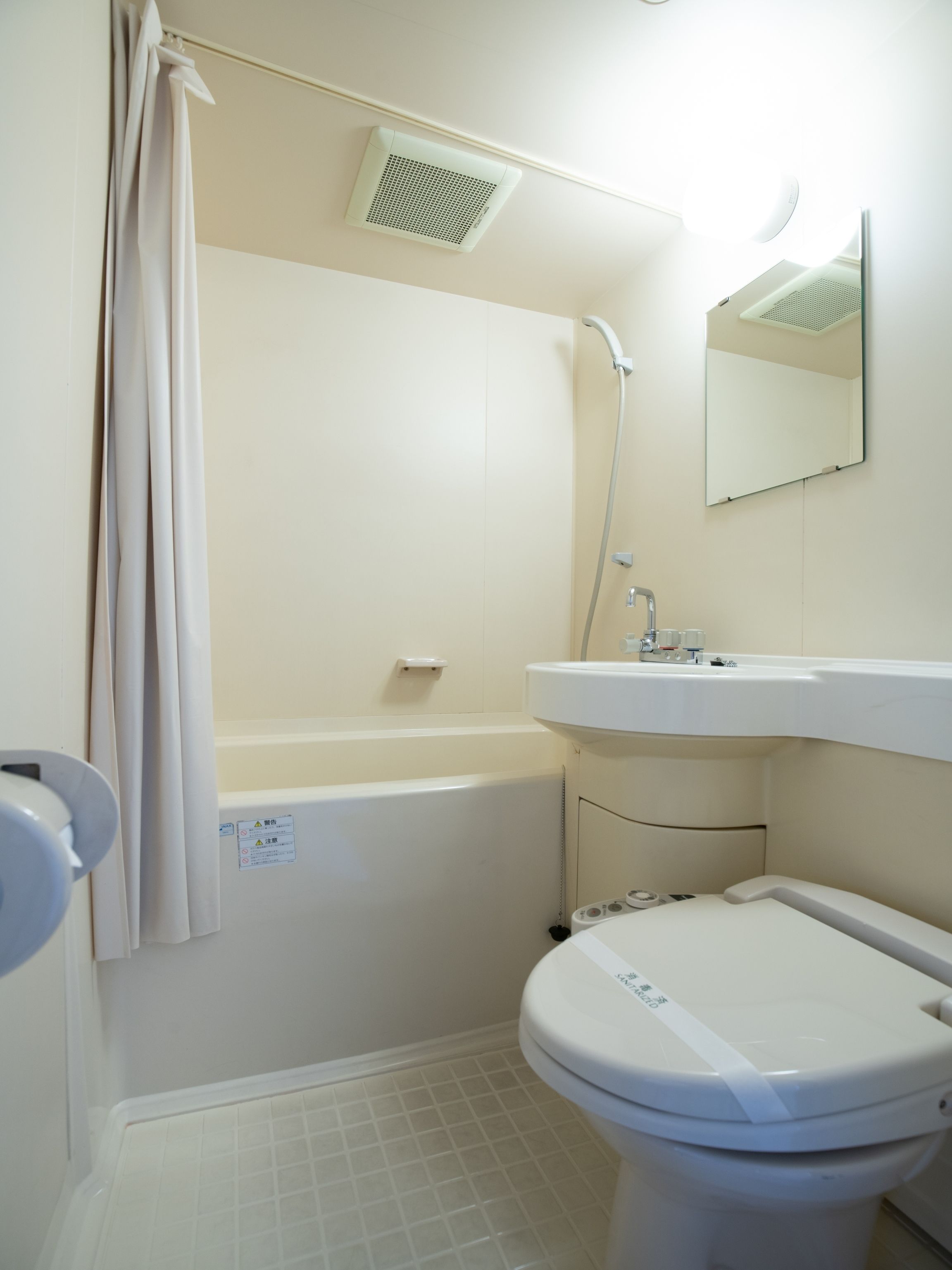 deluxe twin room, non smoking | bathroom | combined shower/bathtub, rainfall showerhead, free toiletries
