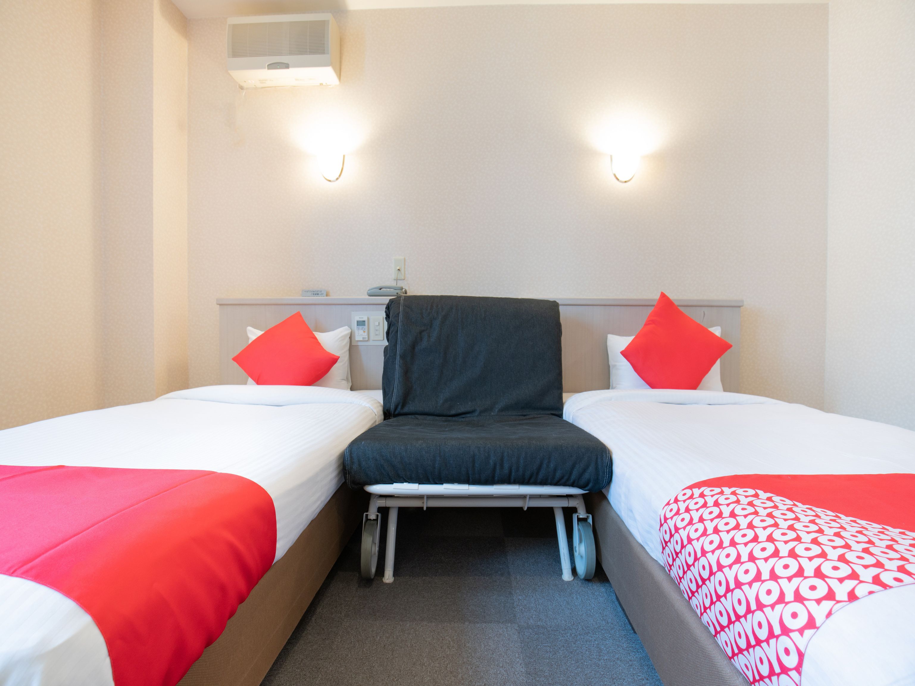 deluxe twin room, non smoking | living area | led tv