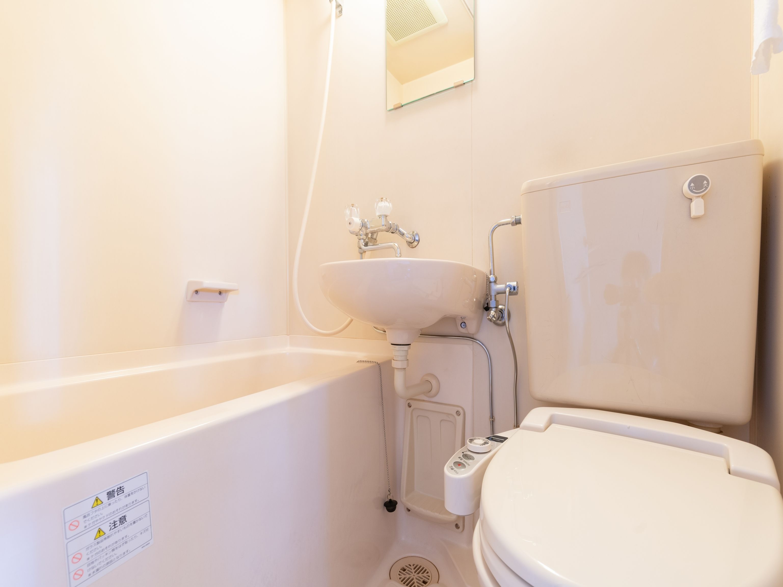 combined shower/bathtub, rainfall showerhead, free toiletries