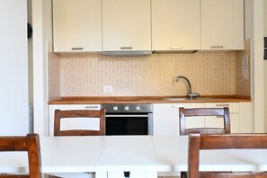 Fridge, oven - N185 - Numana, wonderful three-room apartment with terrace and swimming pool (Sirolo)