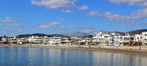 Playa en los alrededores, camastros y toallas de playa 