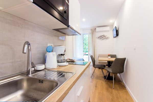 Kjøleskap, mikrobølgeovn, kokeplater og kaffetrakter/tekoker