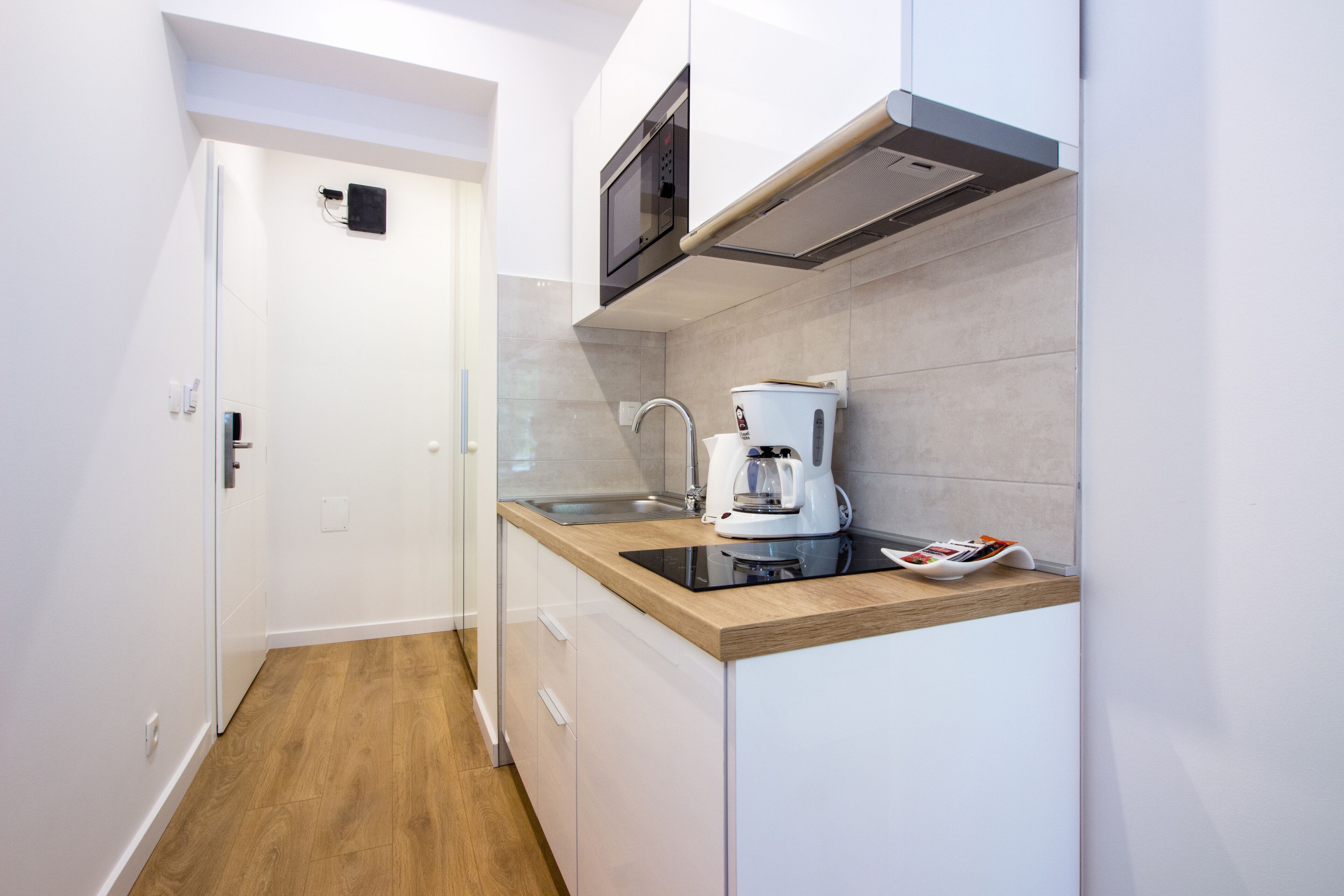 Kühlschrank, Mikrowelle, Herdplatte, Wasserkocher mit Kaffee-/Teezubehör