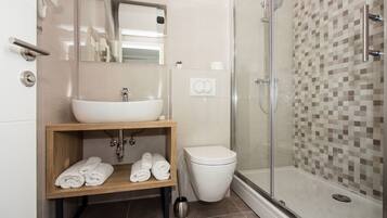 Secador de pelo, toallas, champú y papel higiénico