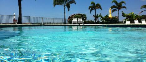 Piscine extérieure, piscine chauffée, chaises longues